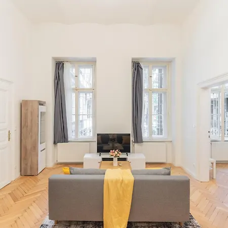 Cozy On The Andrassy Fashion St * Budapest